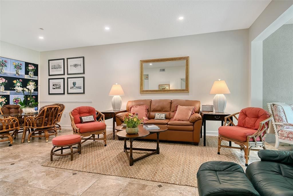 合同活跃: $249,900 (2 贝兹, 2 浴室, 1142 平方英尺)