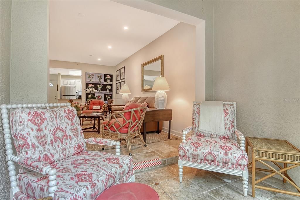 合同活跃: $249,900 (2 贝兹, 2 浴室, 1142 平方英尺)