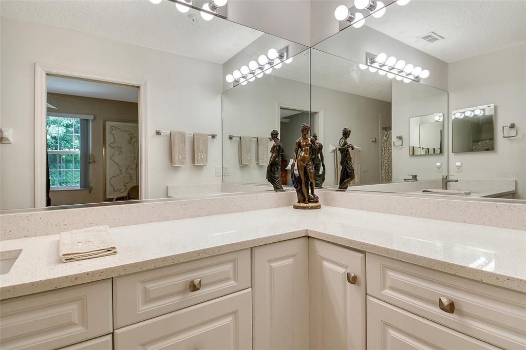 合同活跃: $249,900 (2 贝兹, 2 浴室, 1142 平方英尺)