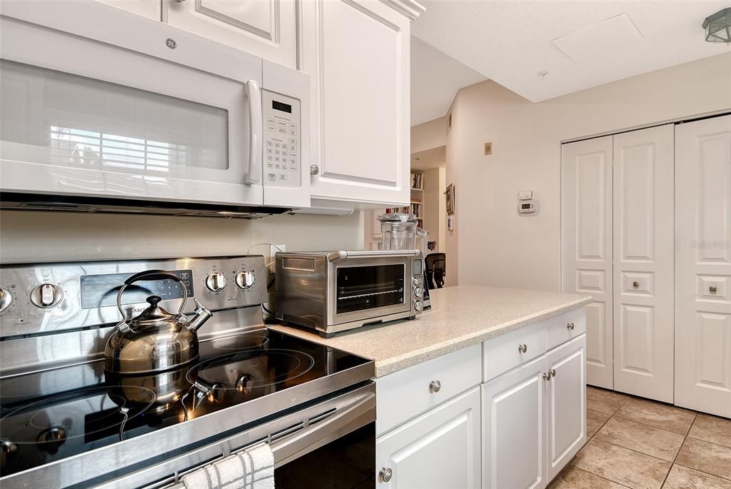 合同活跃: $249,900 (2 贝兹, 2 浴室, 1142 平方英尺)