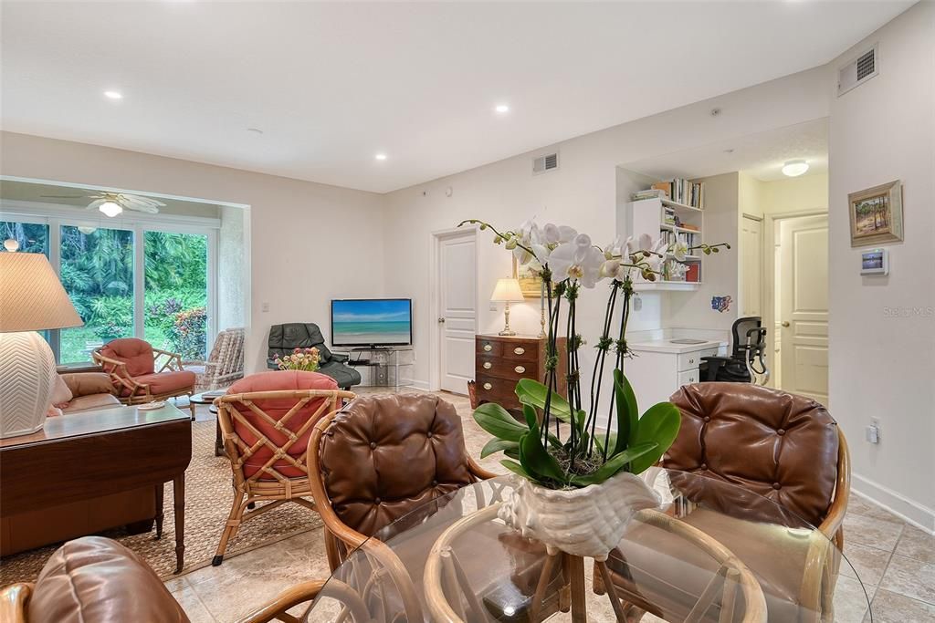 合同活跃: $249,900 (2 贝兹, 2 浴室, 1142 平方英尺)