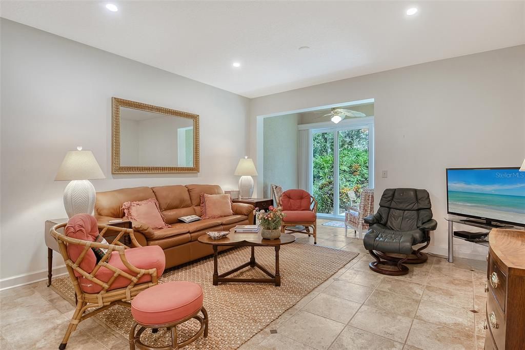 合同活跃: $249,900 (2 贝兹, 2 浴室, 1142 平方英尺)