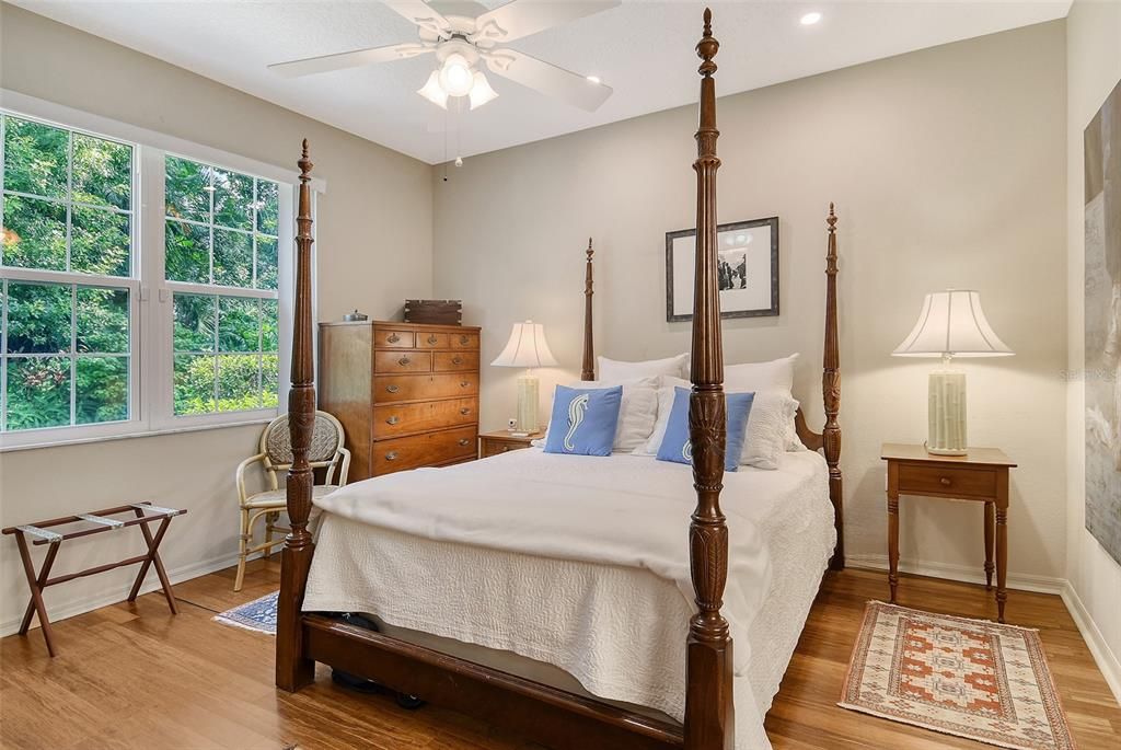 合同活跃: $249,900 (2 贝兹, 2 浴室, 1142 平方英尺)