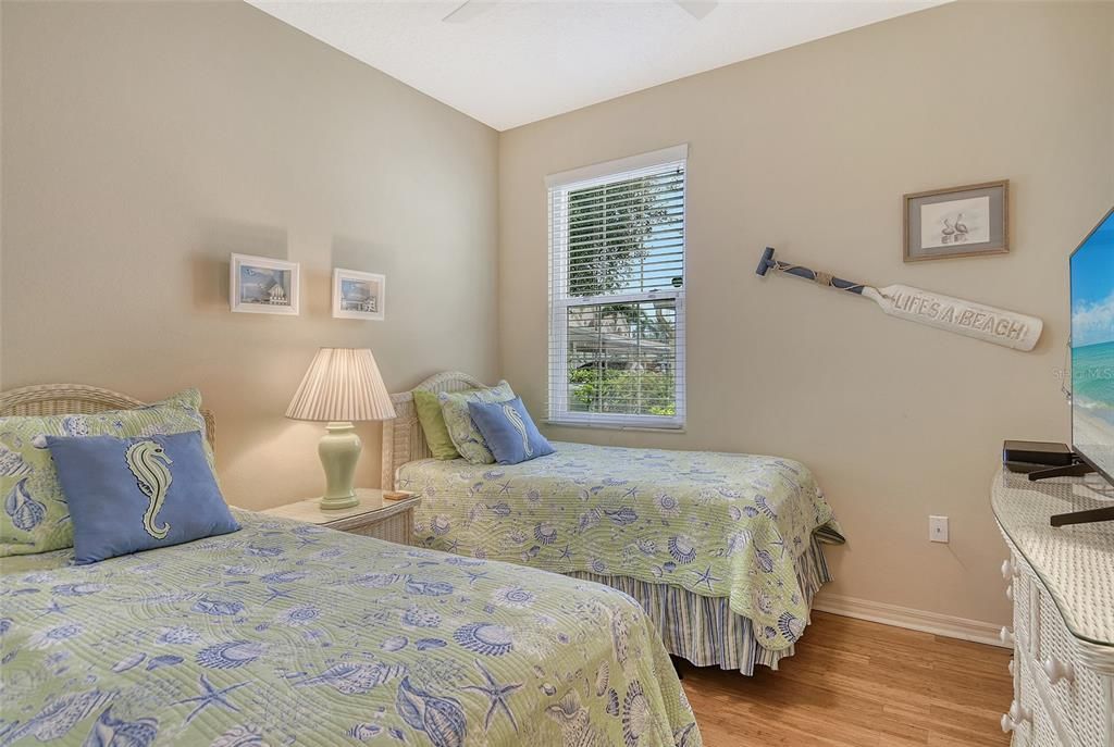 合同活跃: $249,900 (2 贝兹, 2 浴室, 1142 平方英尺)