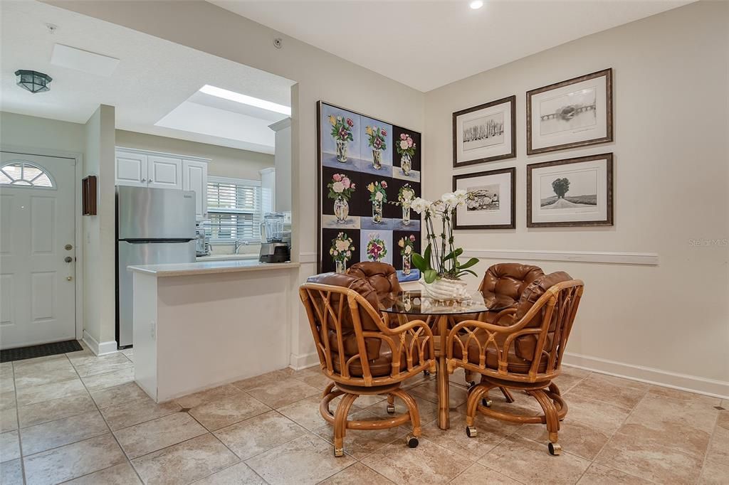 合同活跃: $249,900 (2 贝兹, 2 浴室, 1142 平方英尺)