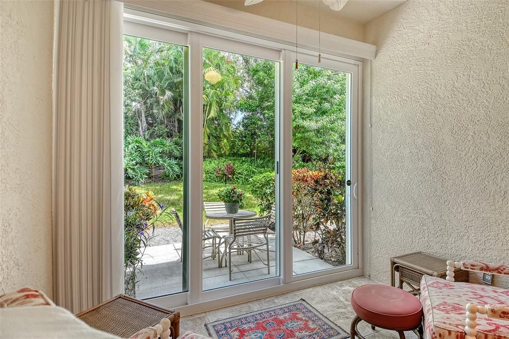 合同活跃: $249,900 (2 贝兹, 2 浴室, 1142 平方英尺)