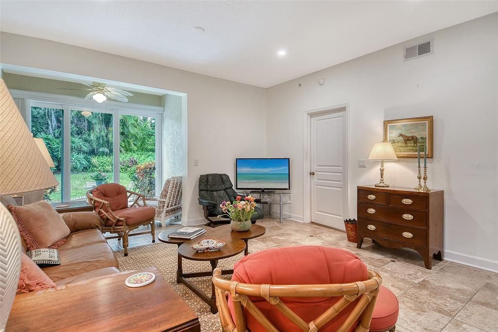 合同活跃: $249,900 (2 贝兹, 2 浴室, 1142 平方英尺)