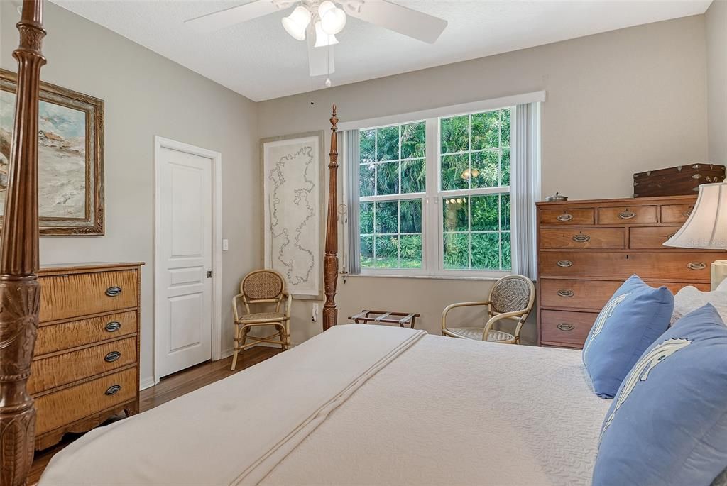 合同活跃: $249,900 (2 贝兹, 2 浴室, 1142 平方英尺)