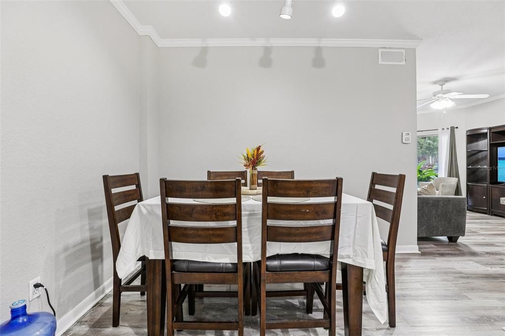 For Sale: $275,000 (2 beds, 2 baths, 1070 Square Feet)