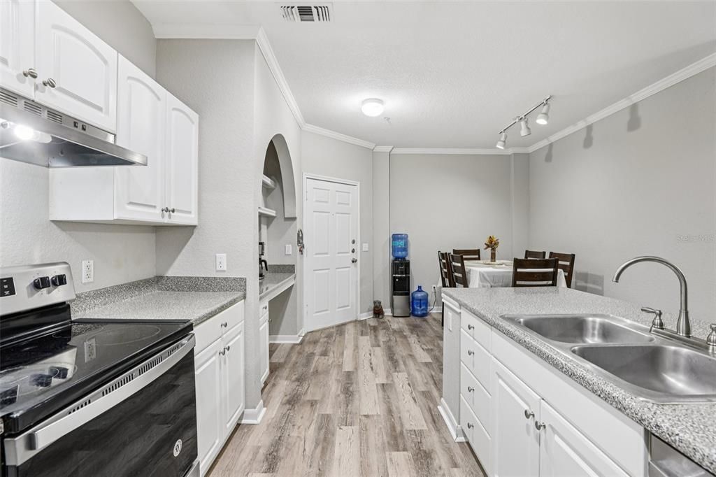 For Sale: $275,000 (2 beds, 2 baths, 1070 Square Feet)