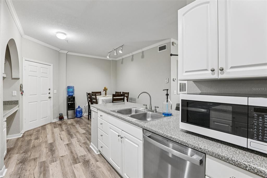 For Sale: $275,000 (2 beds, 2 baths, 1070 Square Feet)