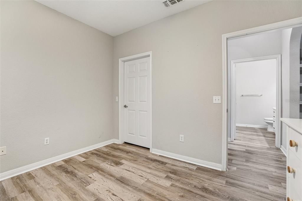 For Sale: $275,000 (2 beds, 2 baths, 1070 Square Feet)