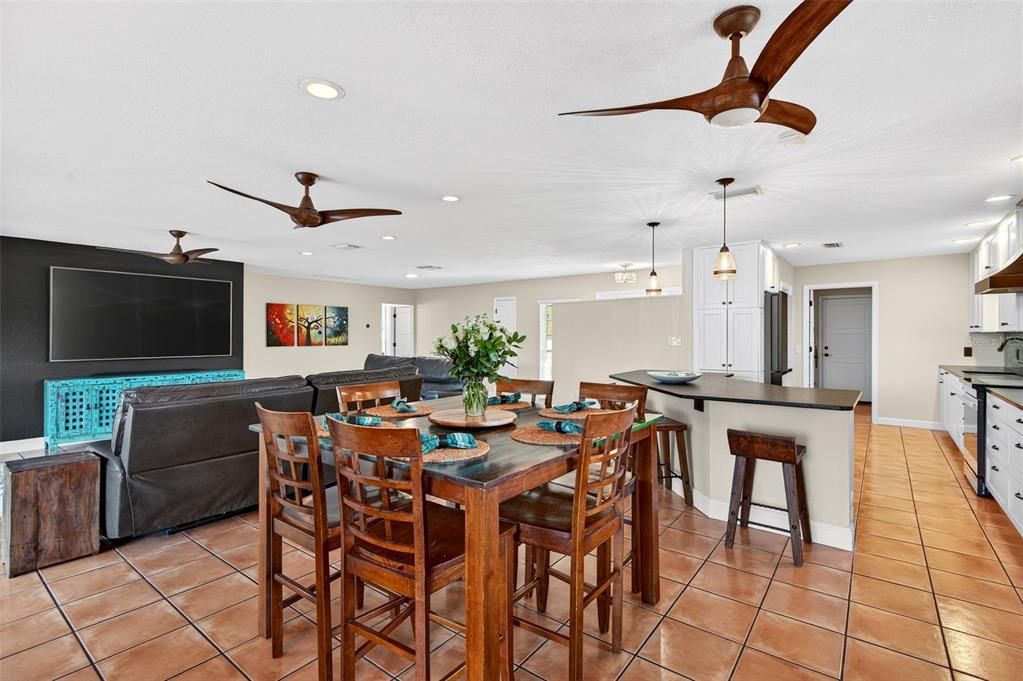 En Venta: $700,000 (3 camas, 3 baños, 1879 Pies cuadrados)