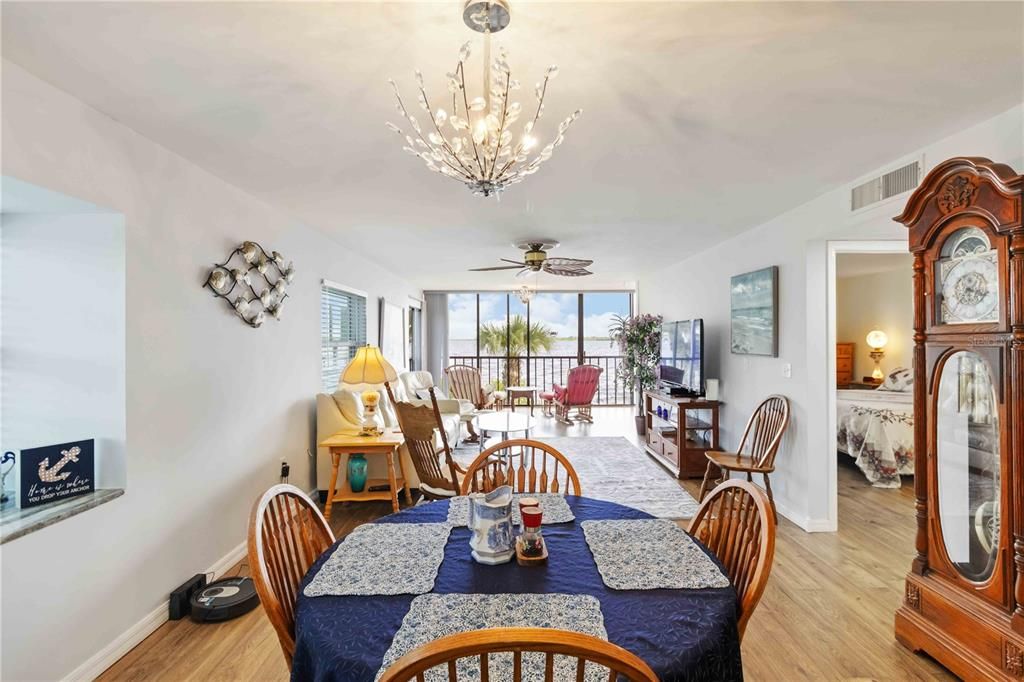 待售: $299,900 (2 贝兹, 2 浴室, 1168 平方英尺)