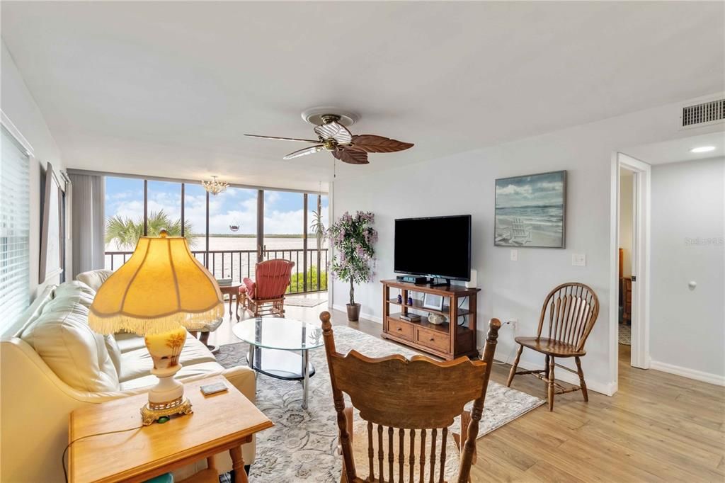 待售: $299,900 (2 贝兹, 2 浴室, 1168 平方英尺)