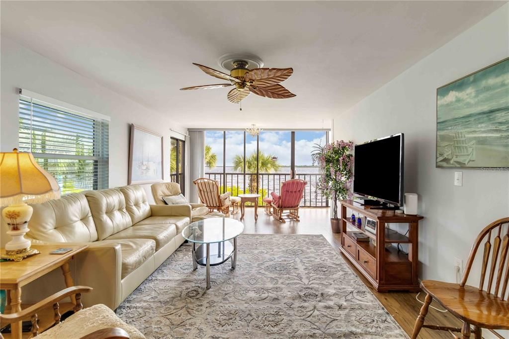 待售: $299,900 (2 贝兹, 2 浴室, 1168 平方英尺)