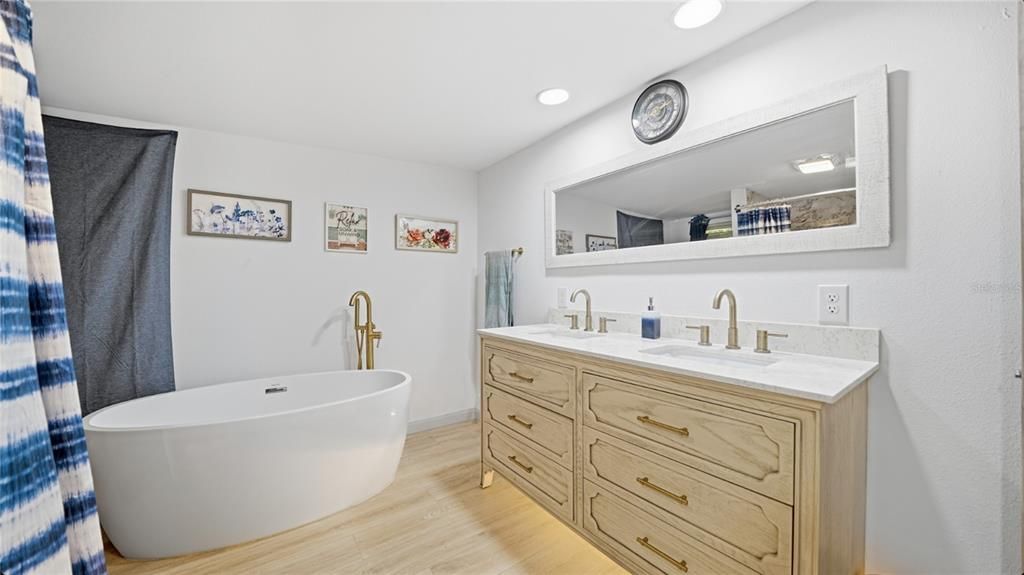 For Sale: $355,000 (4 beds, 3 baths, 1616 Square Feet)