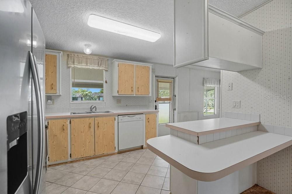 For Sale: $189,900 (2 beds, 2 baths, 1051 Square Feet)