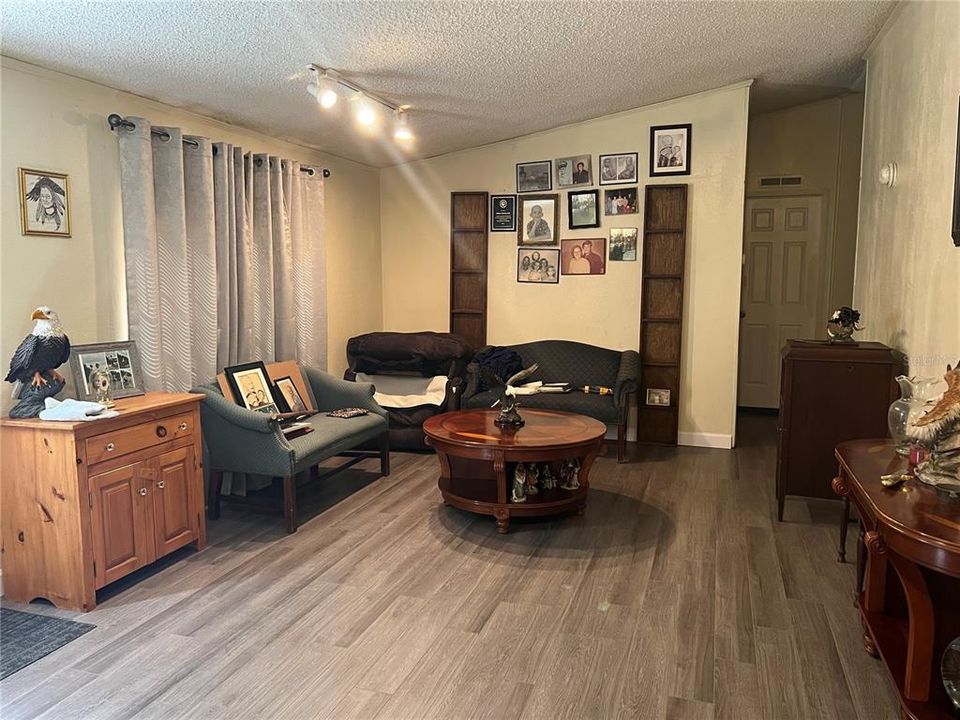 For Sale: $239,000 (3 beds, 2 baths, 1402 Square Feet)