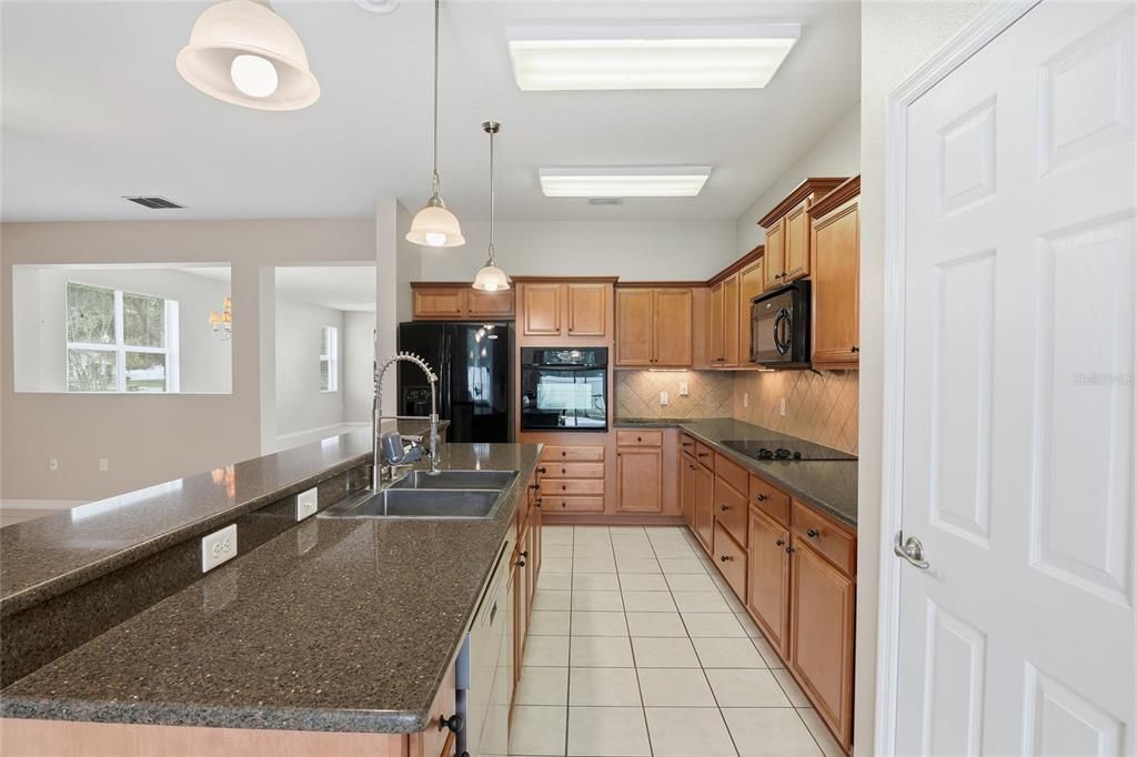 Под контрактом: $525,000 (5 спален, 3 ванн, 2790 Квадратных фут)