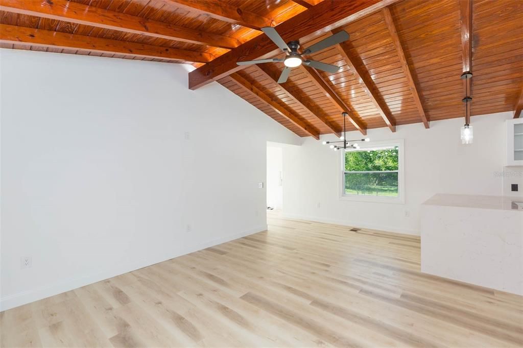 出租: $1,950 (3 贝兹, 2 浴室, 1024 平方英尺)