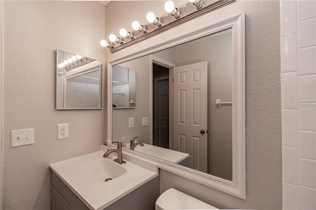 For Rent: $1,400 (2 beds, 2 baths, 864 Square Feet)