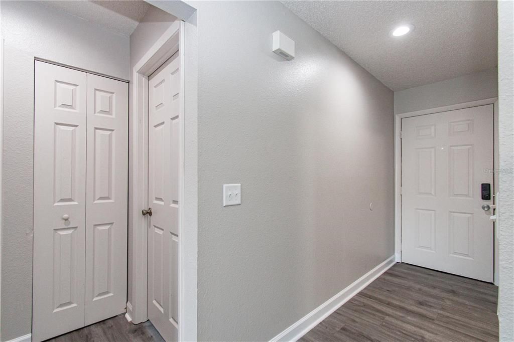 For Rent: $1,400 (2 beds, 2 baths, 864 Square Feet)