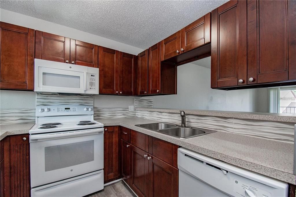 For Rent: $1,400 (2 beds, 2 baths, 864 Square Feet)