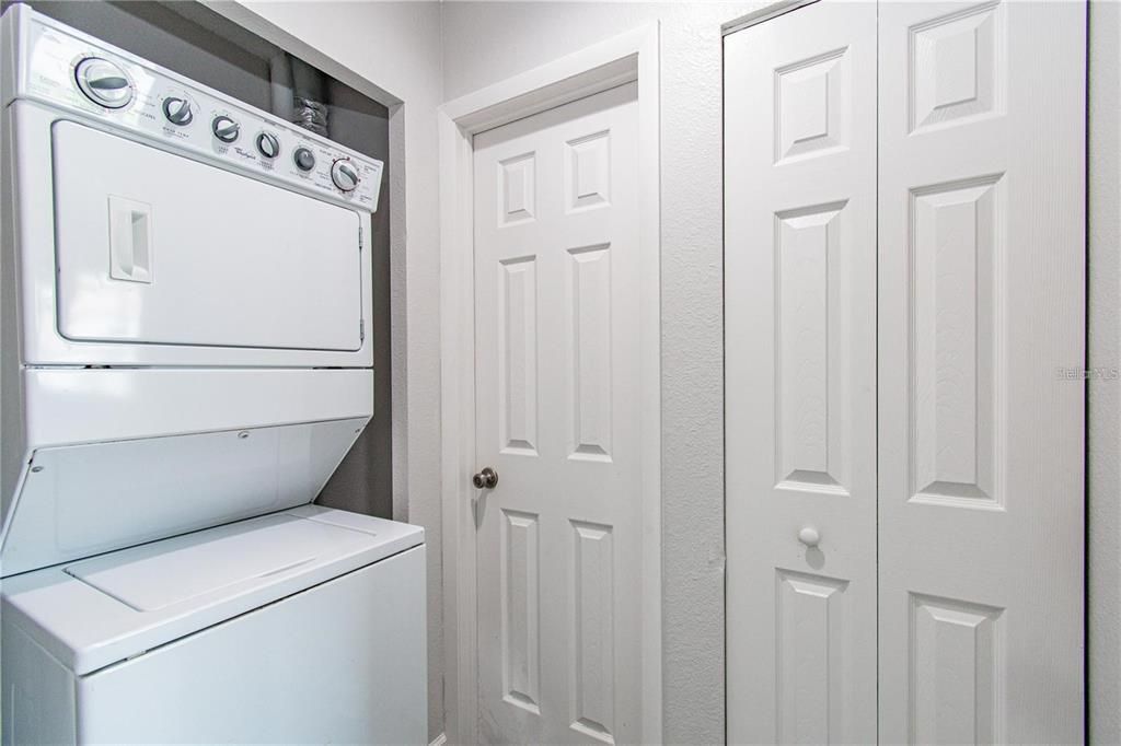 For Rent: $1,400 (2 beds, 2 baths, 864 Square Feet)