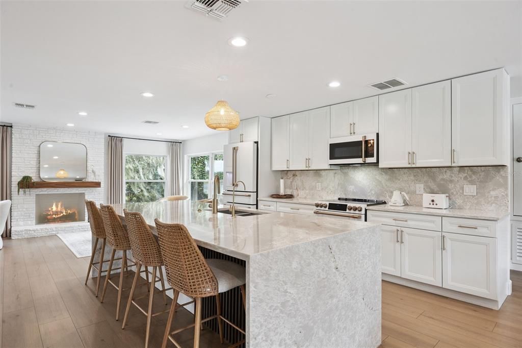 For Sale: $1,175,000 (3 beds, 3 baths, 2400 Square Feet)