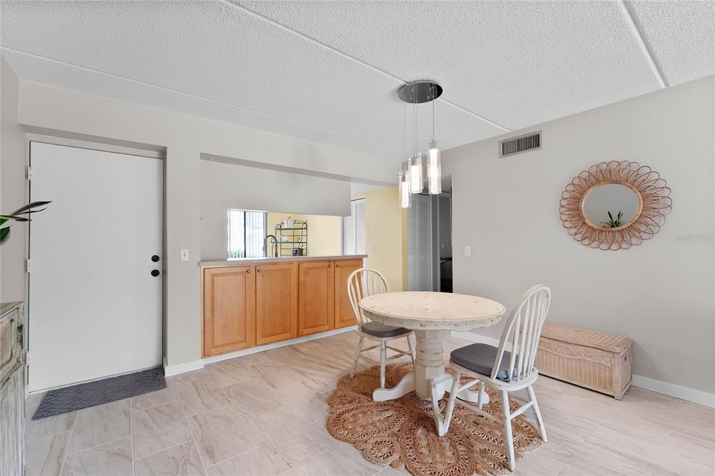 For Sale: $207,500 (2 beds, 2 baths, 1054 Square Feet)