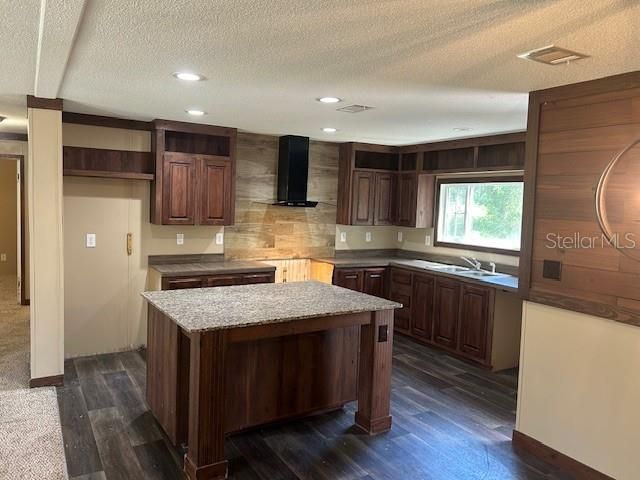 Activo con contrato: $169,900 (4 camas, 2 baños, 1560 Pies cuadrados)