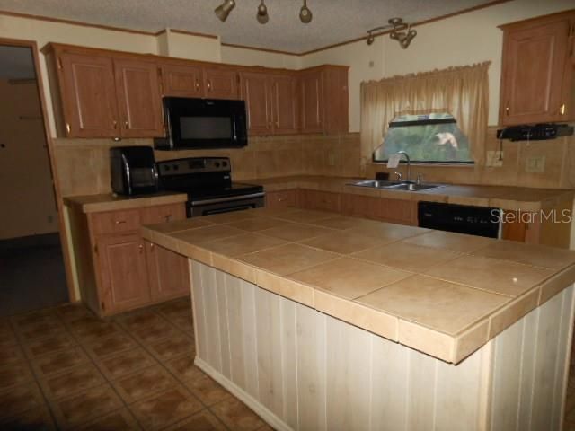 合同活跃: $79,900 (3 贝兹, 2 浴室, 1539 平方英尺)