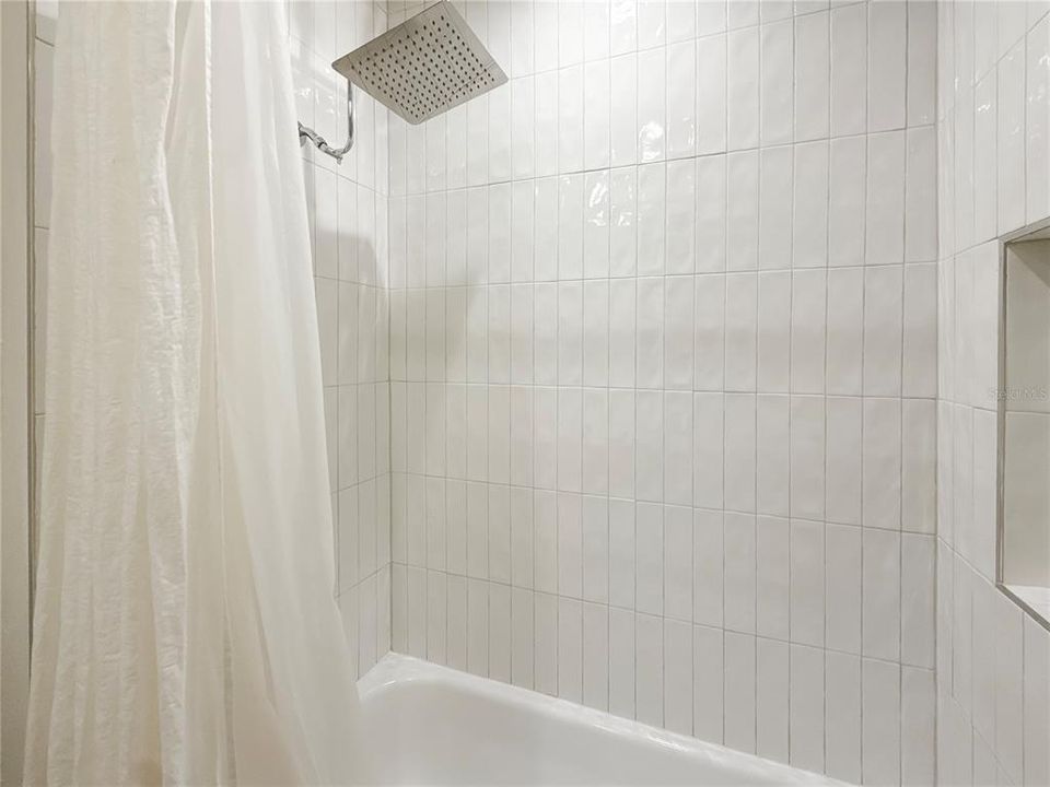 合同活跃: $549,990 (2 贝兹, 2 浴室, 1824 平方英尺)