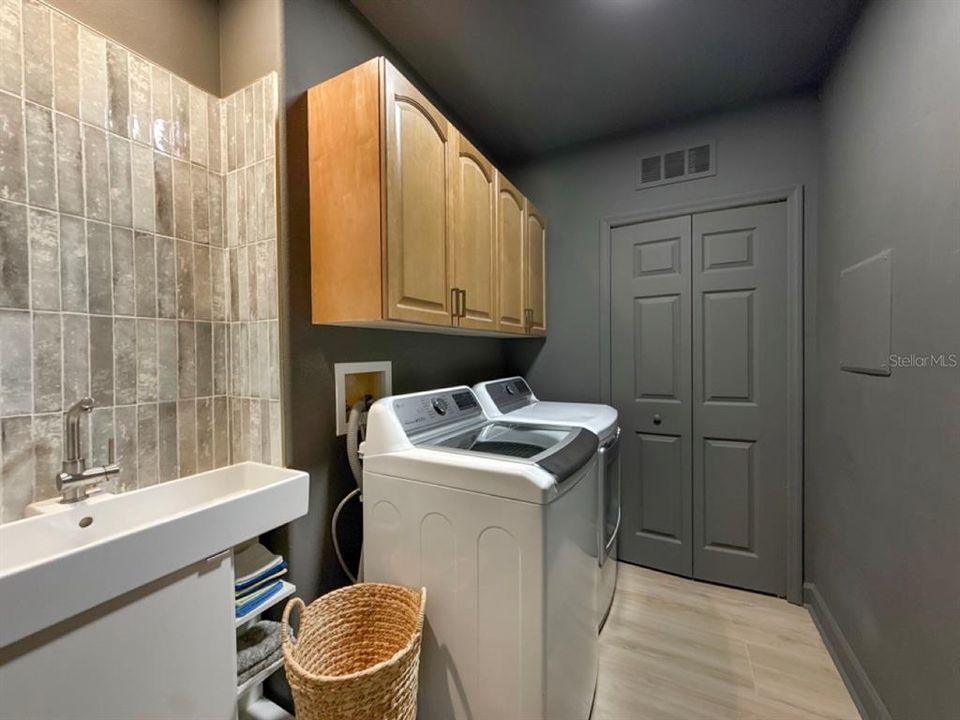 合同活跃: $549,990 (2 贝兹, 2 浴室, 1824 平方英尺)