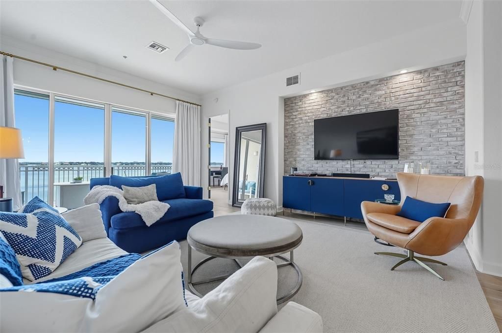 合同活跃: $549,990 (2 贝兹, 2 浴室, 1824 平方英尺)