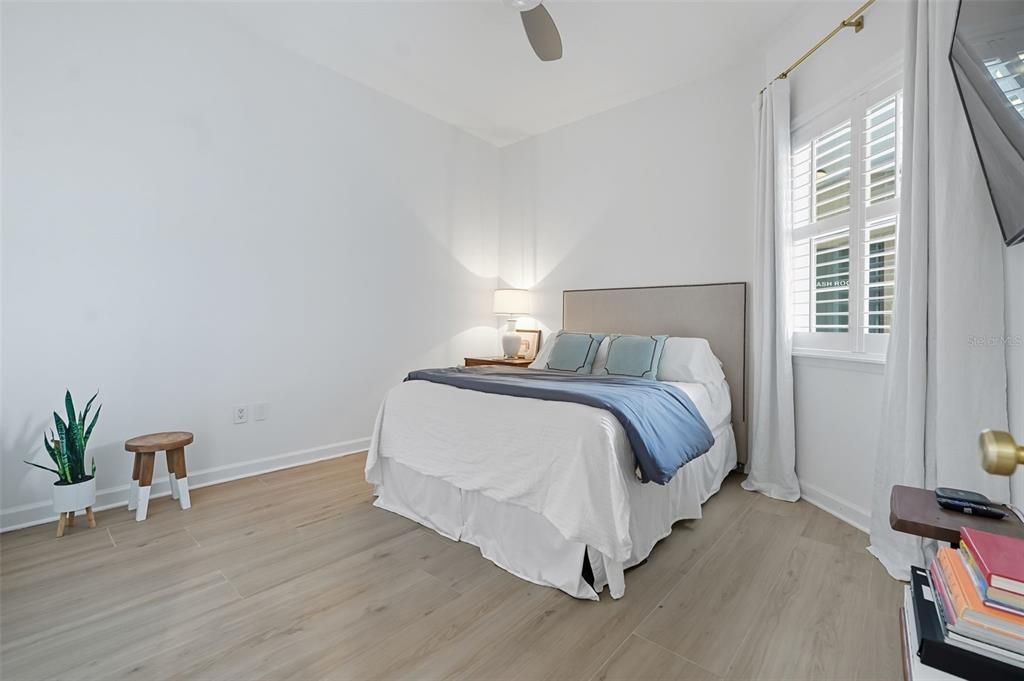 合同活跃: $549,990 (2 贝兹, 2 浴室, 1824 平方英尺)