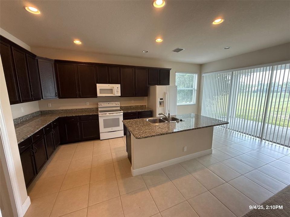 For Rent: $1,800 (3 beds, 2 baths, 1952 Square Feet)