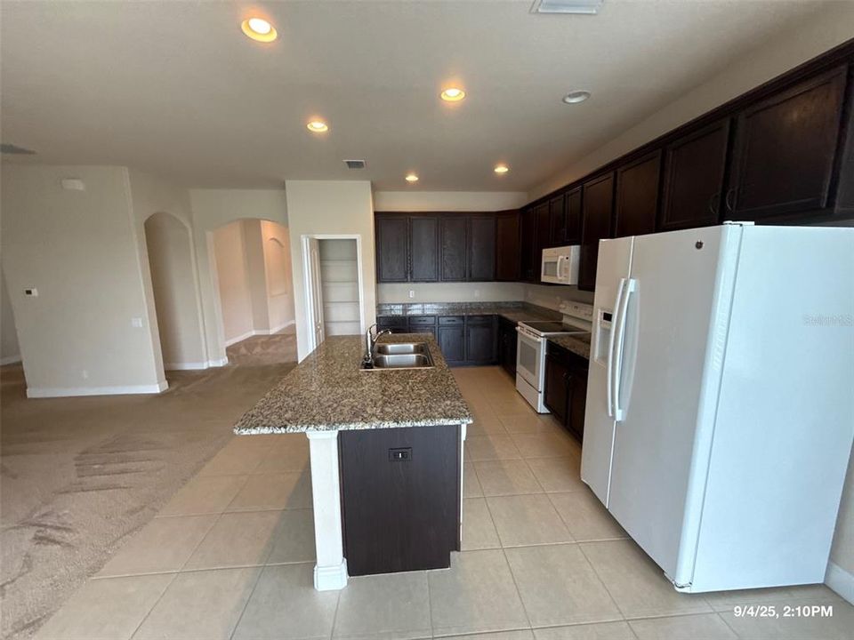 For Rent: $1,800 (3 beds, 2 baths, 1952 Square Feet)