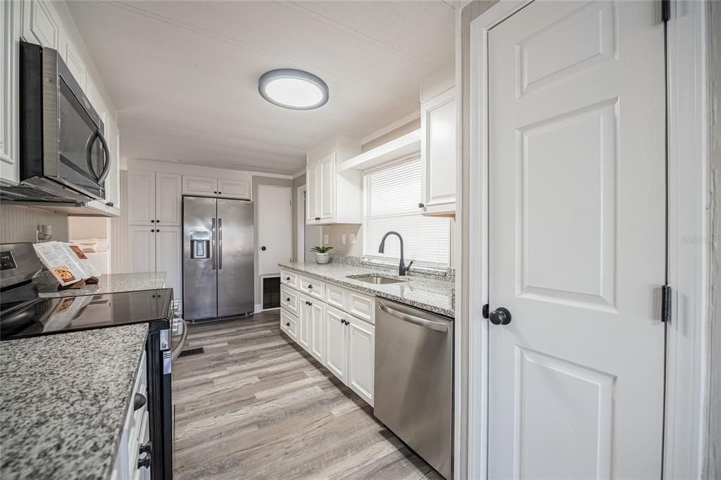 Active With Contract: $199,900 (2 beds, 2 baths, 1056 Square Feet)