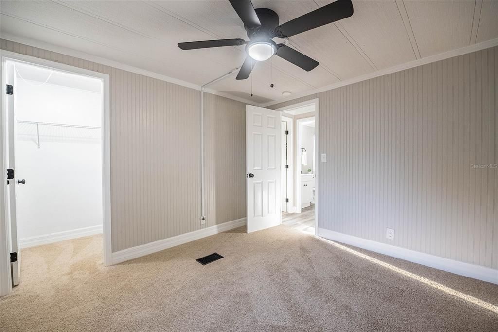 Active With Contract: $199,900 (2 beds, 2 baths, 1056 Square Feet)