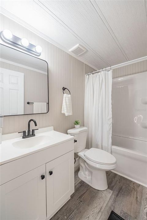 Active With Contract: $199,900 (2 beds, 2 baths, 1056 Square Feet)