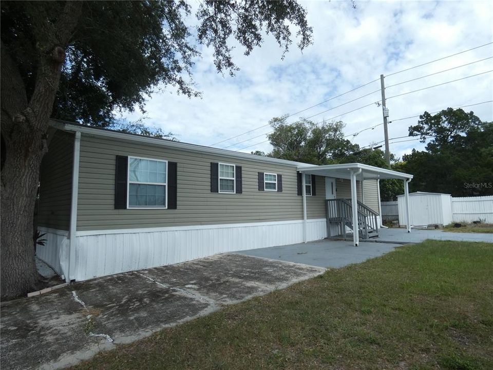 Active With Contract: $159,900 (2 beds, 2 baths, 784 Square Feet)