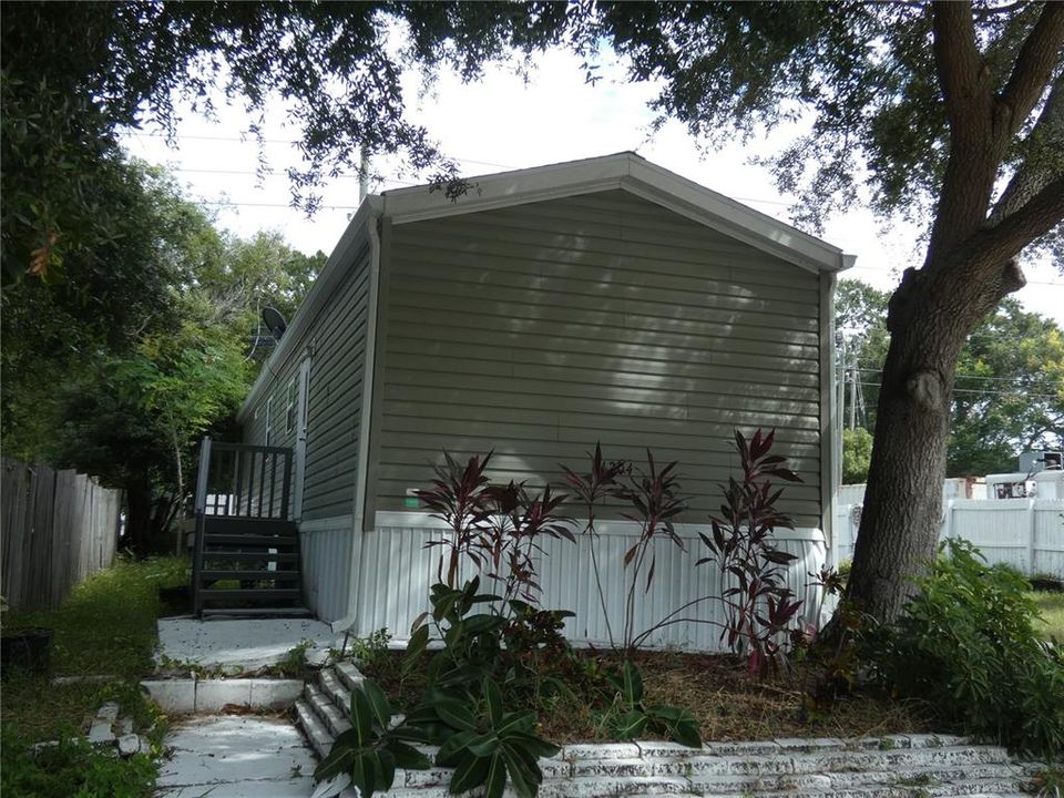 Active With Contract: $159,900 (2 beds, 2 baths, 784 Square Feet)