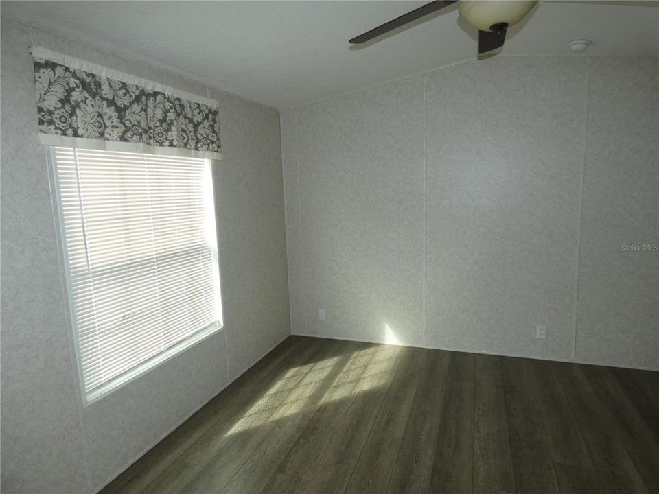 Active With Contract: $159,900 (2 beds, 2 baths, 784 Square Feet)