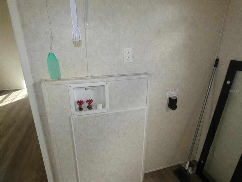 Active With Contract: $159,900 (2 beds, 2 baths, 784 Square Feet)