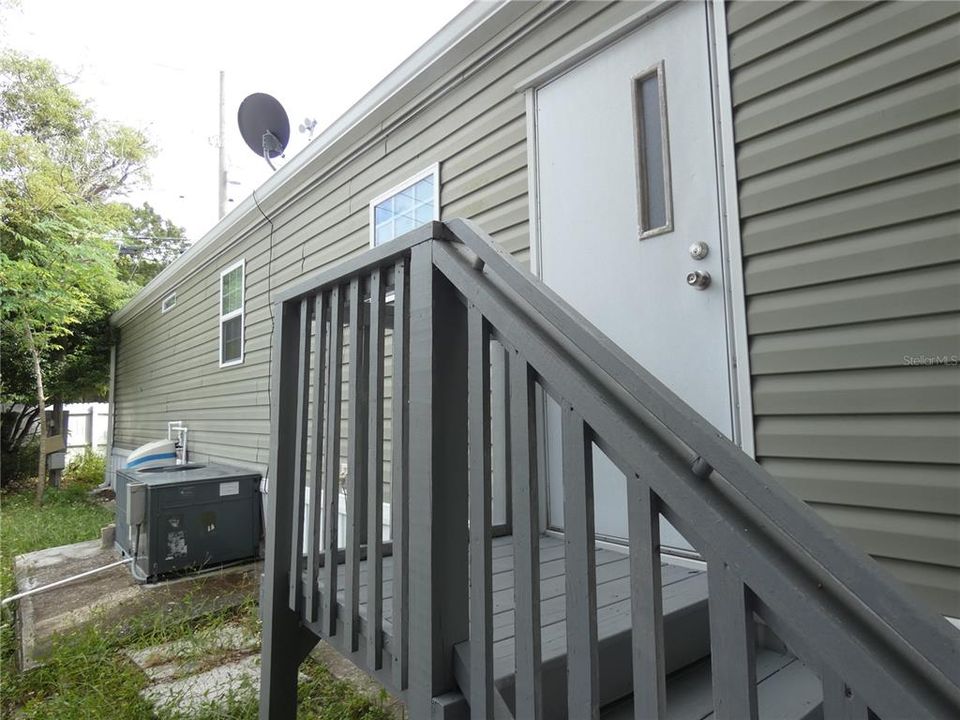 Active With Contract: $159,900 (2 beds, 2 baths, 784 Square Feet)