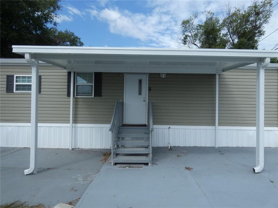 Active With Contract: $159,900 (2 beds, 2 baths, 784 Square Feet)