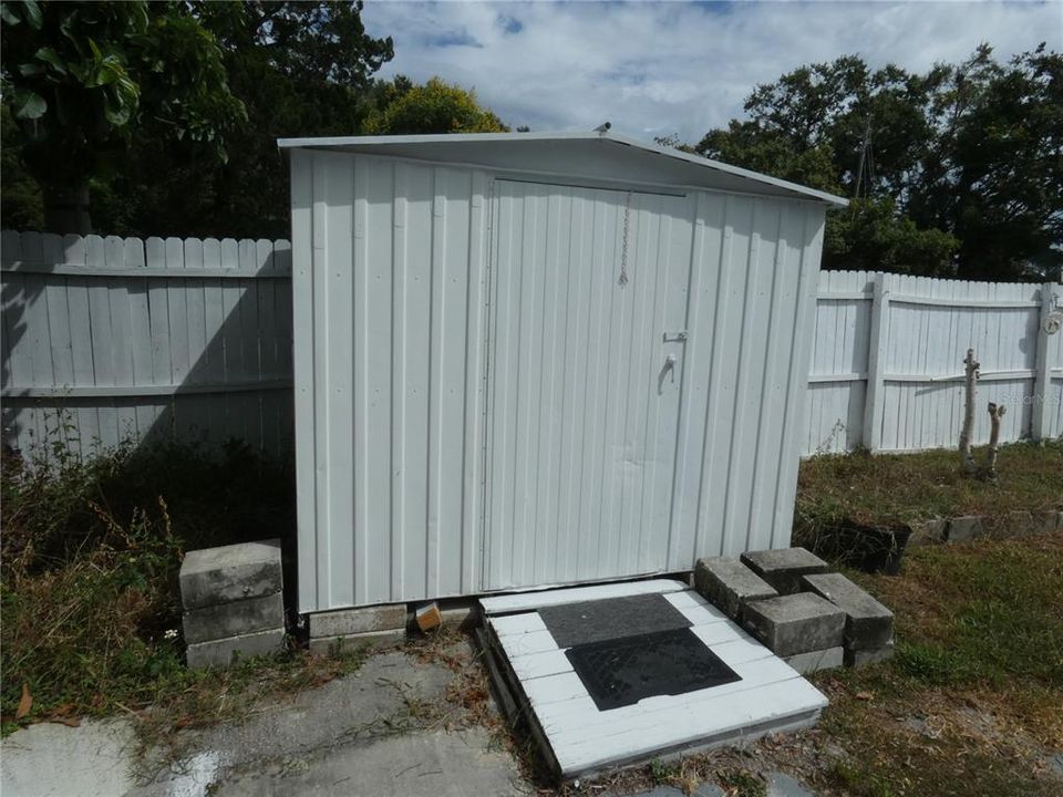 Active With Contract: $159,900 (2 beds, 2 baths, 784 Square Feet)