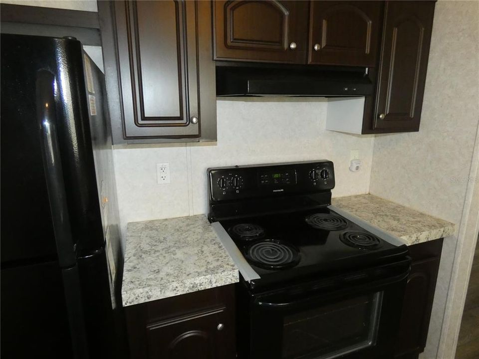 Active With Contract: $159,900 (2 beds, 2 baths, 784 Square Feet)